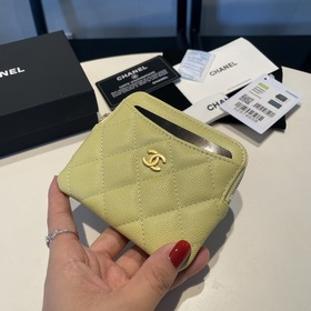 Обновленная версия классической кожаной сумочки Chanel с карманам