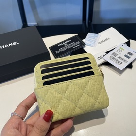 Обновленная версия классической кожаной сумочки Chanel с карманам