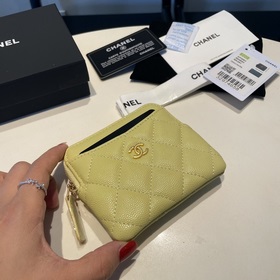 Обновленная версия классической кожаной сумочки Chanel с карманам
