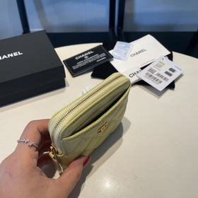 Обновленная версия классической кожаной сумочки Chanel с карманам