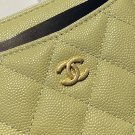 Обновленная версия классической кожаной сумочки Chanel с карманам