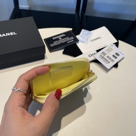 Обновленная версия классической кожаной сумочки Chanel с карманам