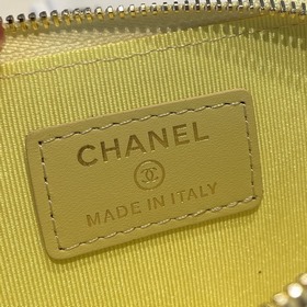 Обновленная версия классической кожаной сумочки Chanel с карманам