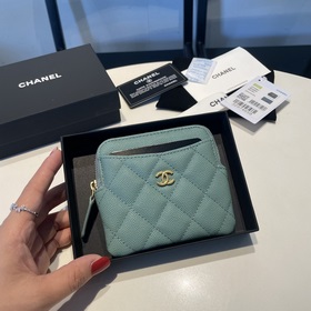 Обновленная версия классической кожаной сумочки Chanel с карманам