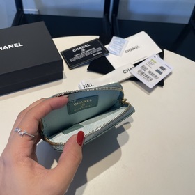 Обновленная версия классической кожаной сумочки Chanel с карманам