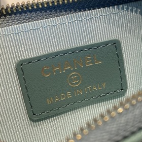 Обновленная версия классической кожаной сумочки Chanel с карманам