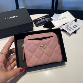 Обновленная версия классической кожаной сумочки Chanel с карманам