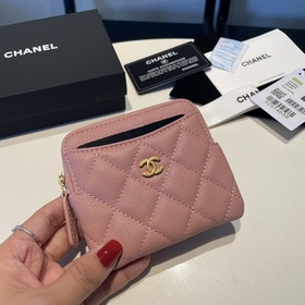 Обновленная версия классической кожаной сумочки Chanel с карманам