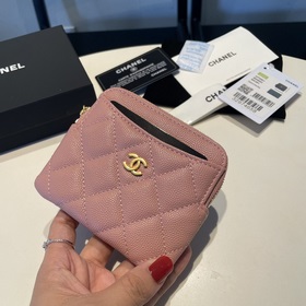 Обновленная версия классической кожаной сумочки Chanel с карманам
