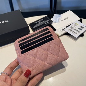 Обновленная версия классической кожаной сумочки Chanel с карманам