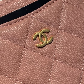 Обновленная версия классической кожаной сумочки Chanel с карманам