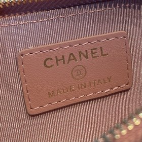 Обновленная версия классической кожаной сумочки Chanel с карманам