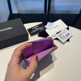 Обновленная версия классической кожаной сумочки Chanel с карманам