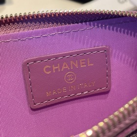 Обновленная версия классической кожаной сумочки Chanel с карманам