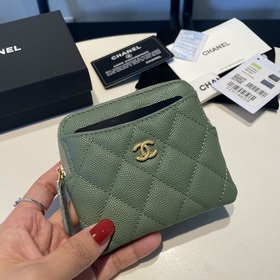 Обновленная версия классической кожаной сумочки Chanel с карманам