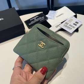 Обновленная версия классической кожаной сумочки Chanel с карманам