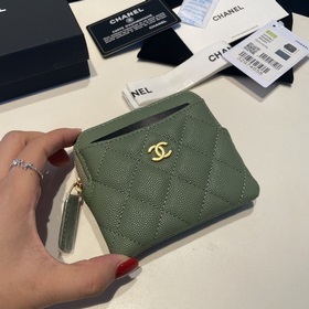 Обновленная версия классической кожаной сумочки Chanel с карманам