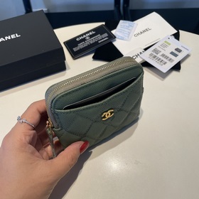 Обновленная версия классической кожаной сумочки Chanel с карманам