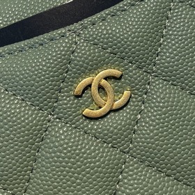 Обновленная версия классической кожаной сумочки Chanel с карманам