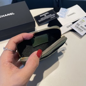 Обновленная версия классической кожаной сумочки Chanel с карманам