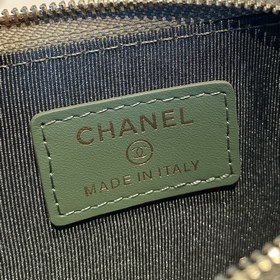 Обновленная версия классической кожаной сумочки Chanel с карманам