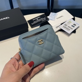 Обновленная версия классической кожаной сумочки Chanel с карманам
