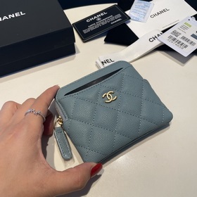 Обновленная версия классической кожаной сумочки Chanel с карманам