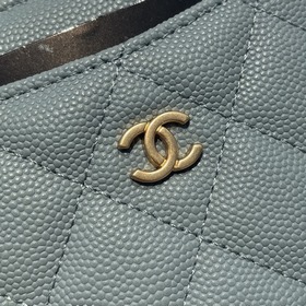 Обновленная версия классической кожаной сумочки Chanel с карманам