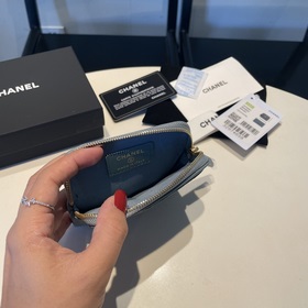 Обновленная версия классической кожаной сумочки Chanel с карманам