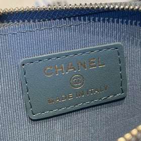Обновленная версия классической кожаной сумочки Chanel с карманам