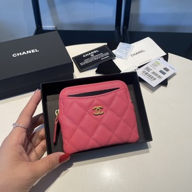 Обновленная версия классической кожаной сумочки Chanel с карманам