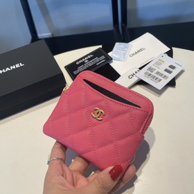 Обновленная версия классической кожаной сумочки Chanel с карманам