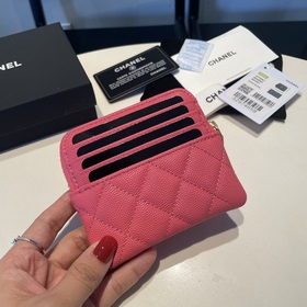 Обновленная версия классической кожаной сумочки Chanel с карманам