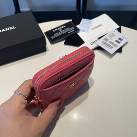 Обновленная версия классической кожаной сумочки Chanel с карманам