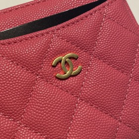 Обновленная версия классической кожаной сумочки Chanel с карманам