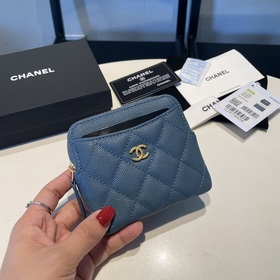 Обновленная версия классической кожаной сумочки Chanel с карманам