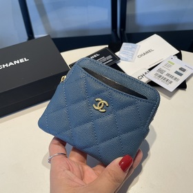 Обновленная версия классической кожаной сумочки Chanel с карманам