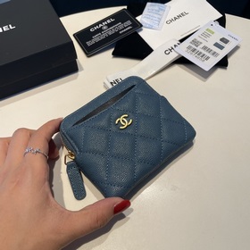 Обновленная версия классической кожаной сумочки Chanel с карманам