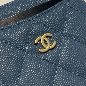 Обновленная версия классической кожаной сумочки Chanel с карманам