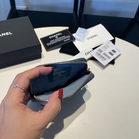 Обновленная версия классической кожаной сумочки Chanel с карманам