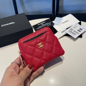 Обновленная версия классической кожаной сумочки Chanel с карманам