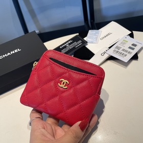 Обновленная версия классической кожаной сумочки Chanel с карманам