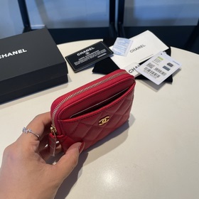 Обновленная версия классической кожаной сумочки Chanel с карманам