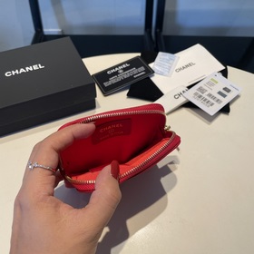 Обновленная версия классической кожаной сумочки Chanel с карманам