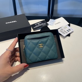 Обновленная версия классической кожаной сумочки Chanel с карманам