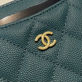 Обновленная версия классической кожаной сумочки Chanel с карманам