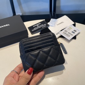 Обновленная версия классической кожаной сумочки Chanel с карманам