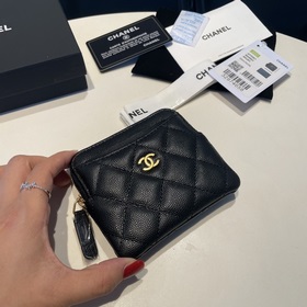 Обновленная версия классической кожаной сумочки Chanel с карманам