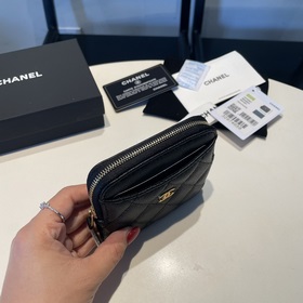 Обновленная версия классической кожаной сумочки Chanel с карманам