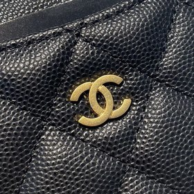 Обновленная версия классической кожаной сумочки Chanel с карманам